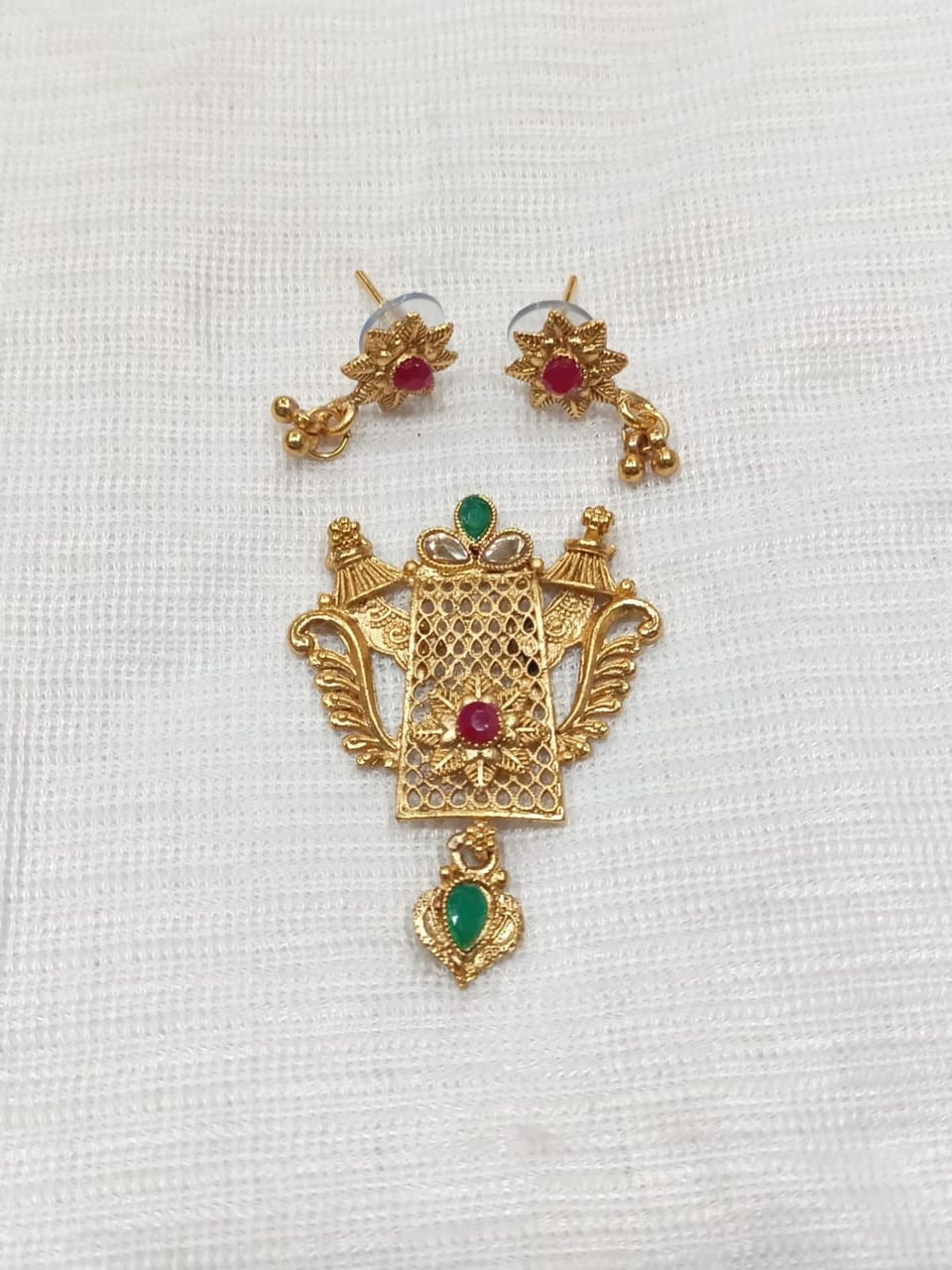 exquisite-golden-pendants-in-india-elegant-and-timeless-jewelry-total-2-piece-48