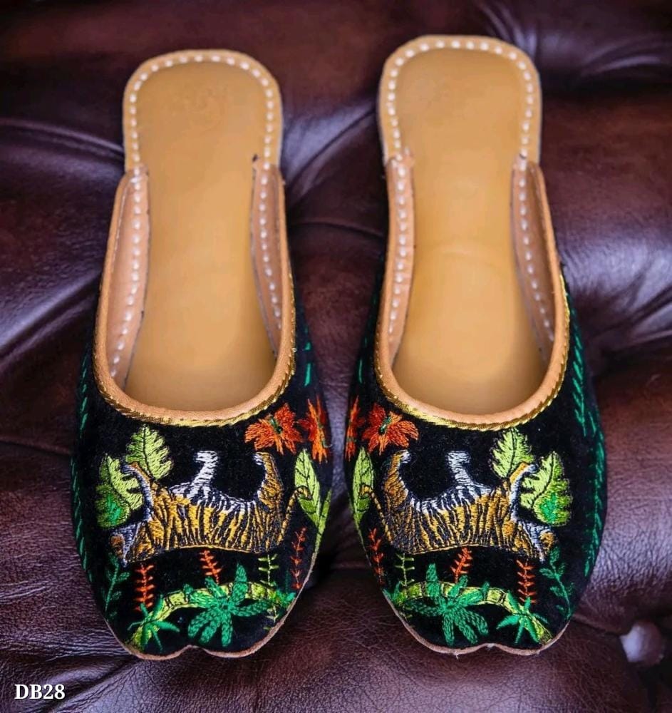 Elegant Ladies Slip-On Punjabi Jutti | Traditional Ethnic Footwear