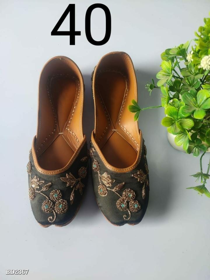 Exquisite Embroidery Heavy Jutti for Women | Traditional Punjabi Footwear