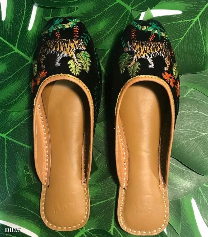 Elegant Ladies Slip-On Punjabi Jutti | Traditional Ethnic Footwear