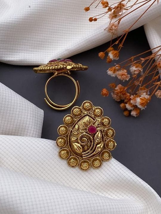 Golden, Ring: Exquisite Jewelry for Timeless Elegance and Style