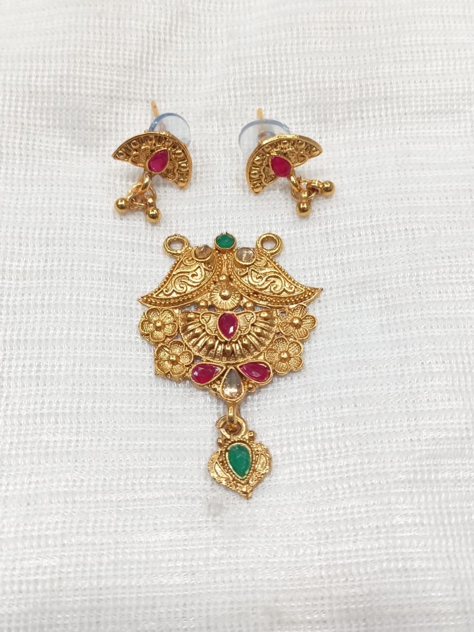 exquisite-golden-pendants-in-india-elegant-and-timeless-jewelry-total-2-piece-50